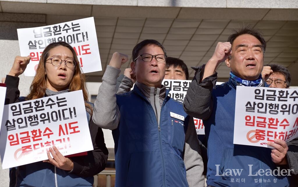 전국공무원노조 이해준 위원장과 이성민 법원본부장(우)