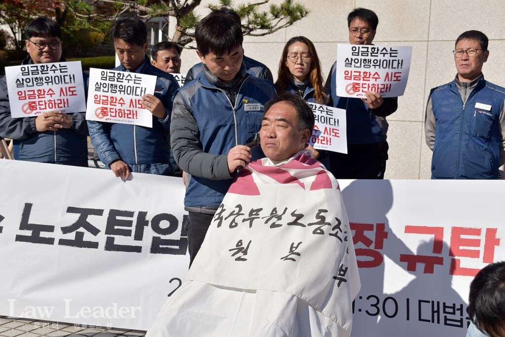 이성민 법원본부장이 삭발 투쟁을 했다.