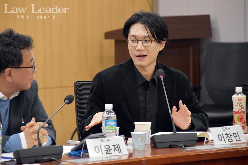 민변 이창민 변호사와 이윤제 교수가 대화하고 있다. 