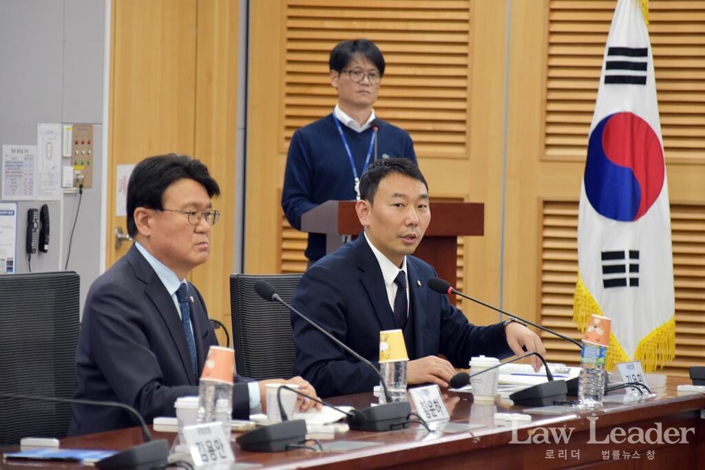황운하 조국혁신당 국회의원과 김용민 더불어민주당 국회의원