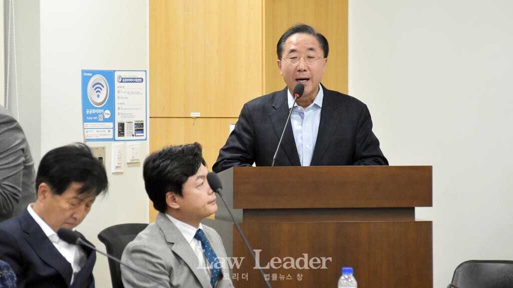 이남우 한국기업거버넌스포럼 회장이 발제하는 가운데 오기형 국회의원(왼쪽)과 김현정 국회의원(가운데)가 경청하고 있다.