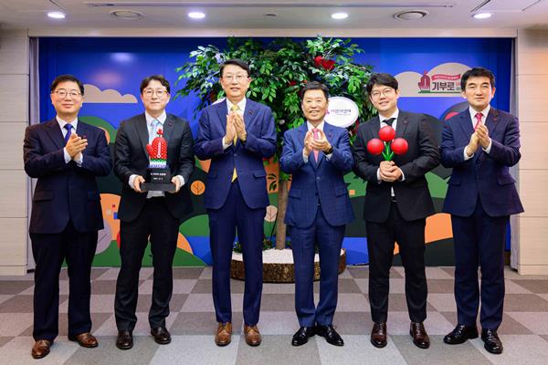 김병준 사회복지공동모금회 회장(왼쪽 네번째)과 장석훈 삼성사회공헌업무총괄 사장(왼쪽 세번째), 박범철 삼성전자 DS부문 사원대표(왼쪽 두번째), 서준영 삼성전자 DX부문 사원대표(왼쪽 다섯번째), 황인식 사회복지공동모금회 사무총장(오른쪽), 제현웅 삼성글로벌리서치 CSR 연구실장 부사장이 2일 서울 중구 사회복지공동모금회 회관에서 열린 연말 이웃사랑 성금 전달식에 참석해 박수치며 기념촬영하고 있다. / 사진=삼성