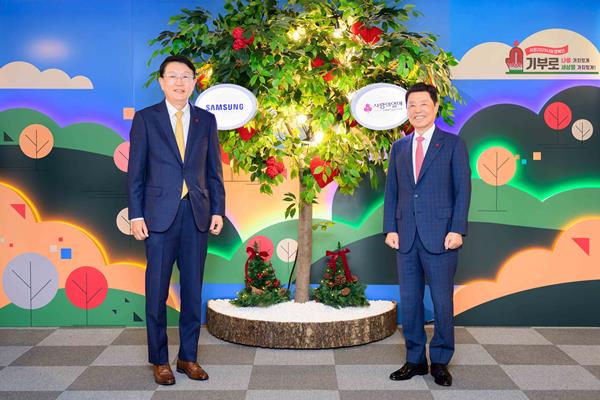 김병준 사회복지공동모금회 회장(오른쪽)과 장석훈 삼성사회공헌업무총괄 사장이 2일 서울 중구 사회복지공동모금회 회관에서 열린 연말 이웃사랑 성금 전달식에 참석해 기념촬영하고 있다.