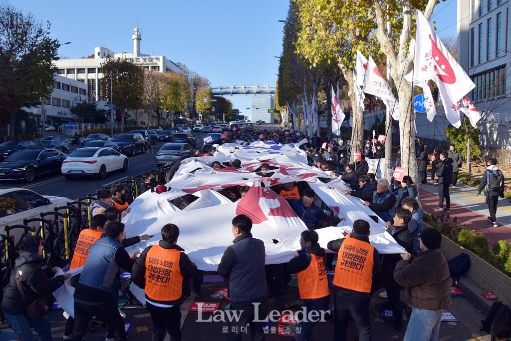 법원본부 탄압 분쇄! 전국공무원노동조합 결의대회에 참석한 조합원들이 ‘임금환수 노조탄압’이라고 적힌 현수막을 찢는 상징의식을 진행했다.