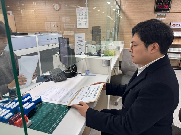 헌법재판소에 헌법소원 제출하는 한법협 김기원 회장