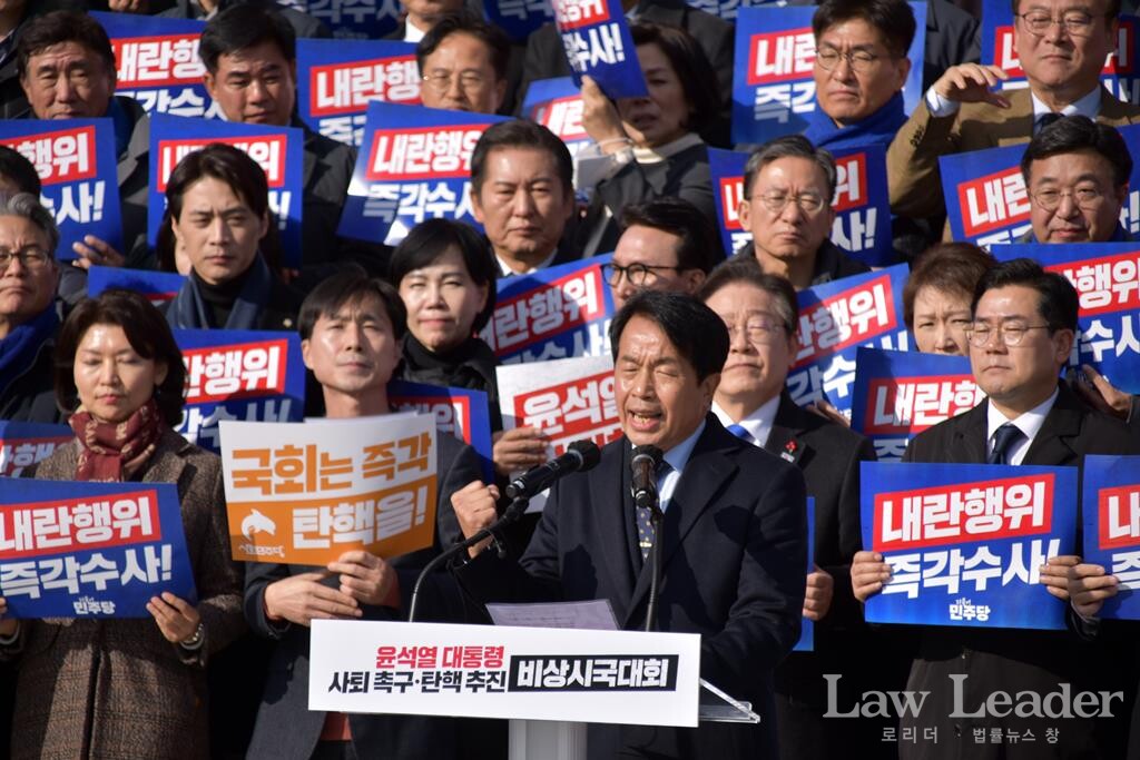 윤종오 진보당 원내대표가 4일 비상시국회의에서 발언하고 있다.