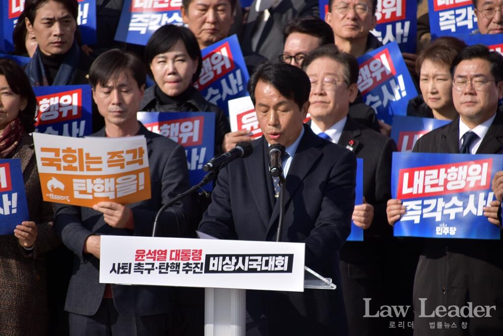 윤종오 진보당 원내대표가 4일 비상시국회의에서 발언하고 있다.