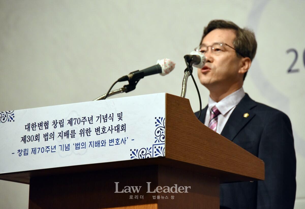 대한변호사협회 변호사연수원장을 지낸 박종흔 변호사