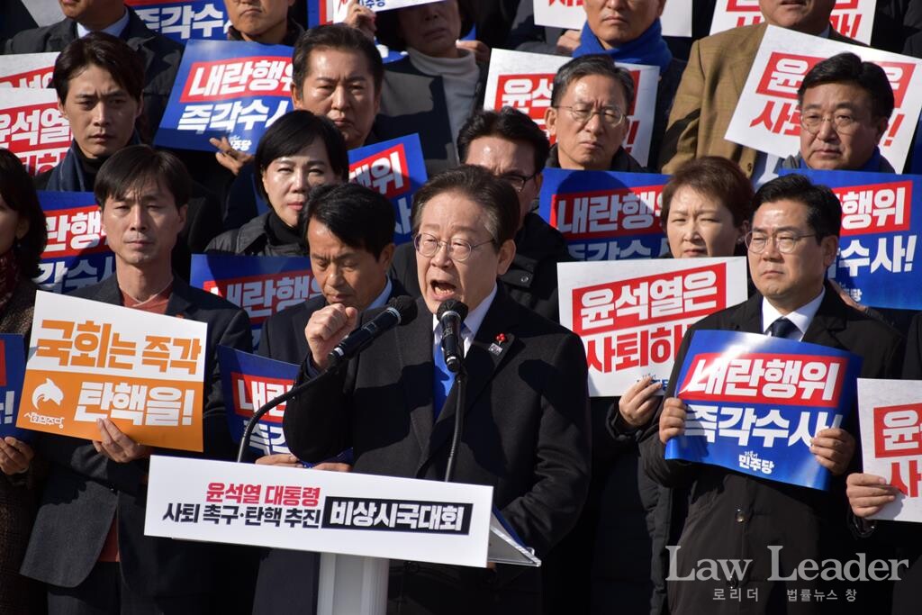 이재명 더불어민주당 대표가 12월 4일, 비상시국회의에서 발언하고 있다.