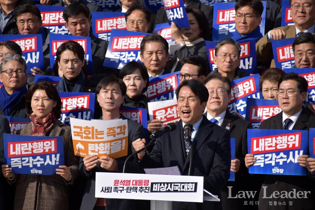 윤종오 진보당 원내대표가 4일 비상시국회의에서 발언하고 있다.