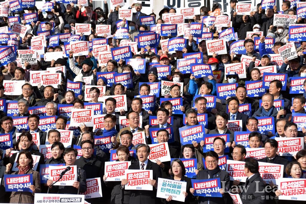 김성회 더불어민주당 원내부대표의 선창에 따라 시민들이 구호를 외치고 있다.