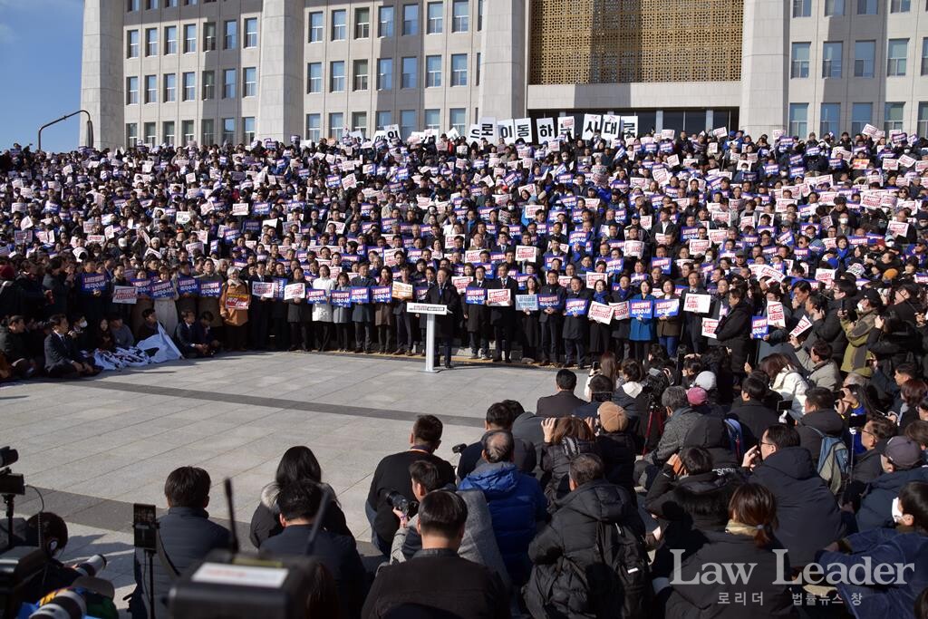 이재명 더불어민주당 대표가 12월 4일, 비상시국회의에서 발언하고 있다.