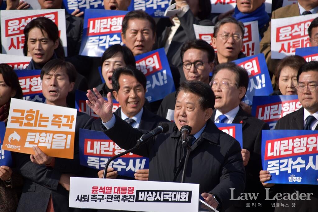 육군 대장 출신 김병주 더불어민주당 최고위원이 12월 4일 비상시국대회에서 발언하고 있다.