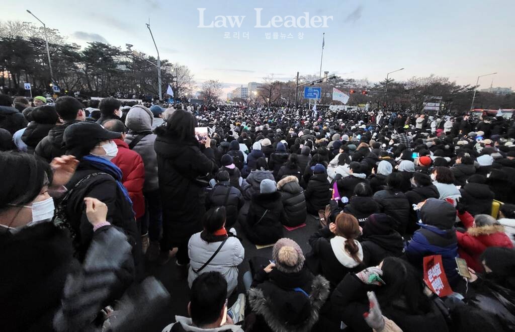 7일 여의도공원에 운집한 시민들이 김건희 특검법 통과를 외쳤다.