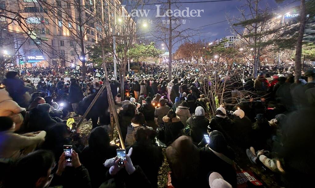 7일 국회의사당 앞에 운집한 시민들. 시민들은 김건희 특검법 통과와 윤석열 탄핵을 외쳤다.