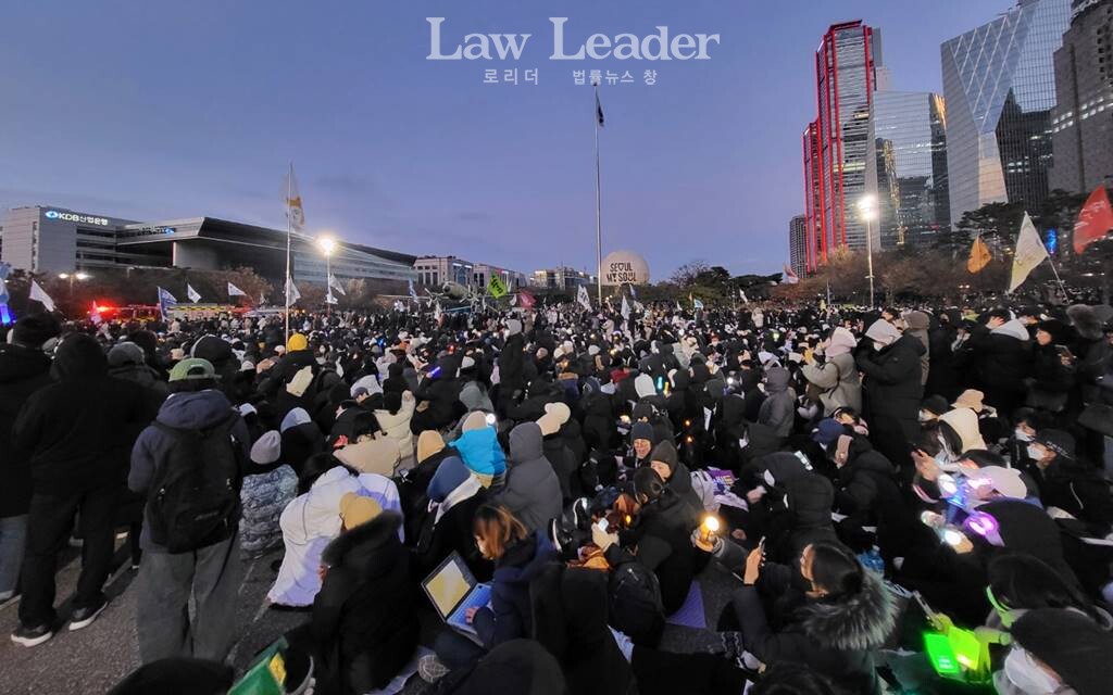 7일 여의도에 운집한 시민들이 김건희 특검법 통과와 윤석열 탄핵을 외쳤다.