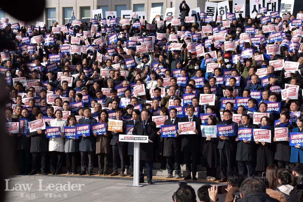 이재명 더불어민주당 대표가 12월 4일, 비상시국회의에서 발언하고 있다.