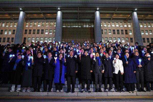 더불어민주당 국회의원들이 13일 밤에 결의문을 발표했다.  / 사진 : 이정문 의원 페이스북