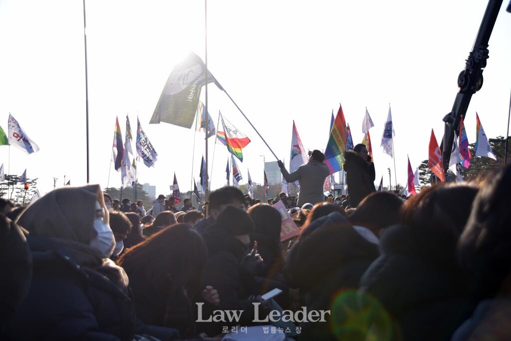 12월 14일, 여의도 국회 앞을 200만 명의 시민들이 가득 채웠다.