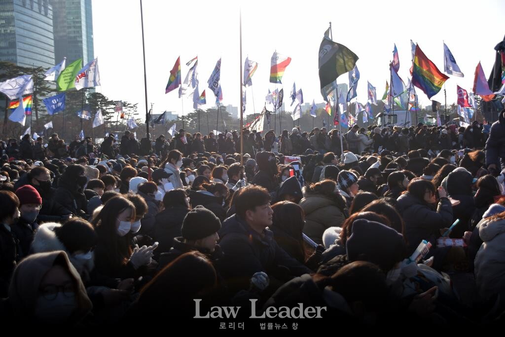 12월 14일, 여의도 국회 앞을 200만 명의 시민들이 가득 채웠다.