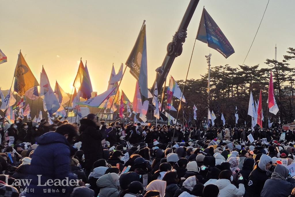 12월 14일, 여의도 국회 앞을 200만 명의 시민들이 표결 결과를 기다리고 있다.