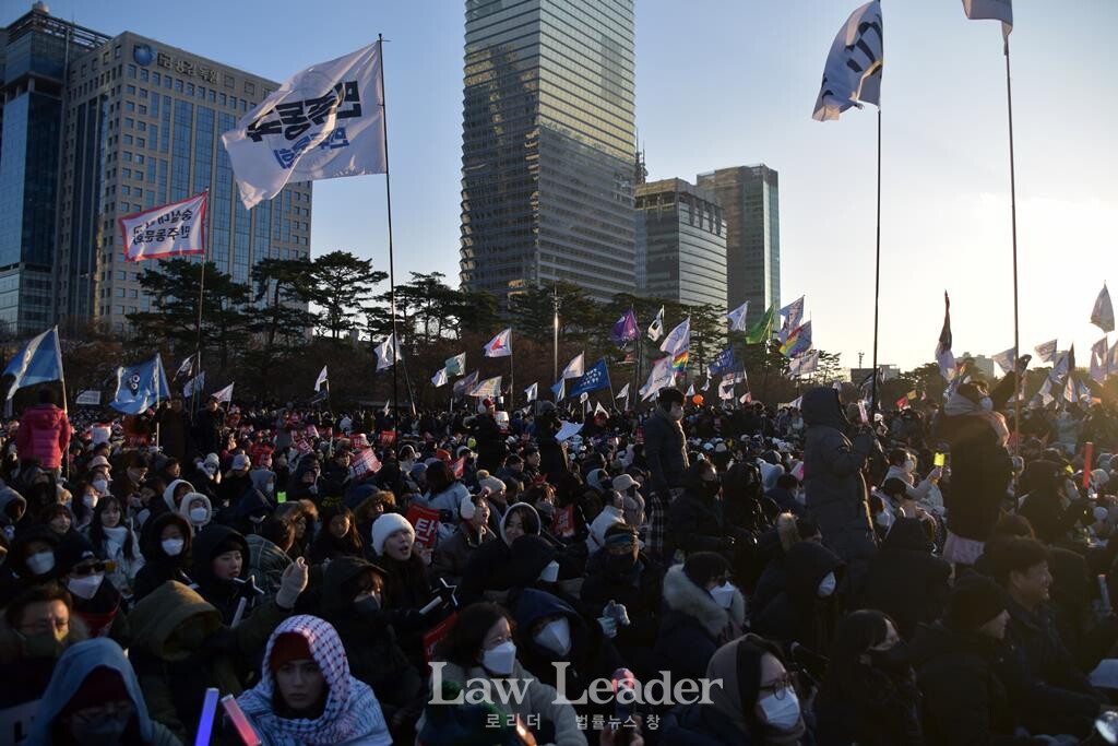 12월 14일, 여의도 국회 앞을 200만 명의 시민들이 가득 채웠다.