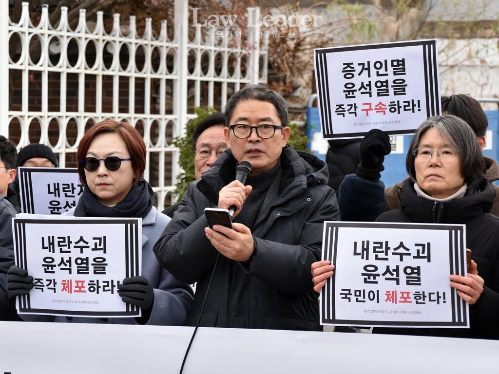 왼쪽부터 이나영 한일역사정의평화행동 공동대표, 윤복남 민변 회장, 김민문정 한국여성단체연합 상임대표