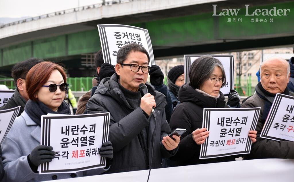 왼쪽부터 이나영 한일역사정의평화행동 공동대표, 윤복남 민변 회장, 김민문정 한국여성단체연합 상임대표, 박석운 한국진보연대 상임대표