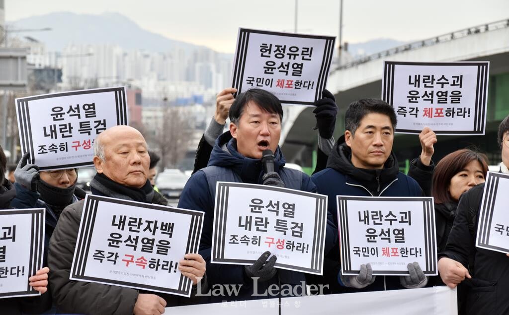 양경수 민주노총 위원장이 규탄 발언하고 있다.