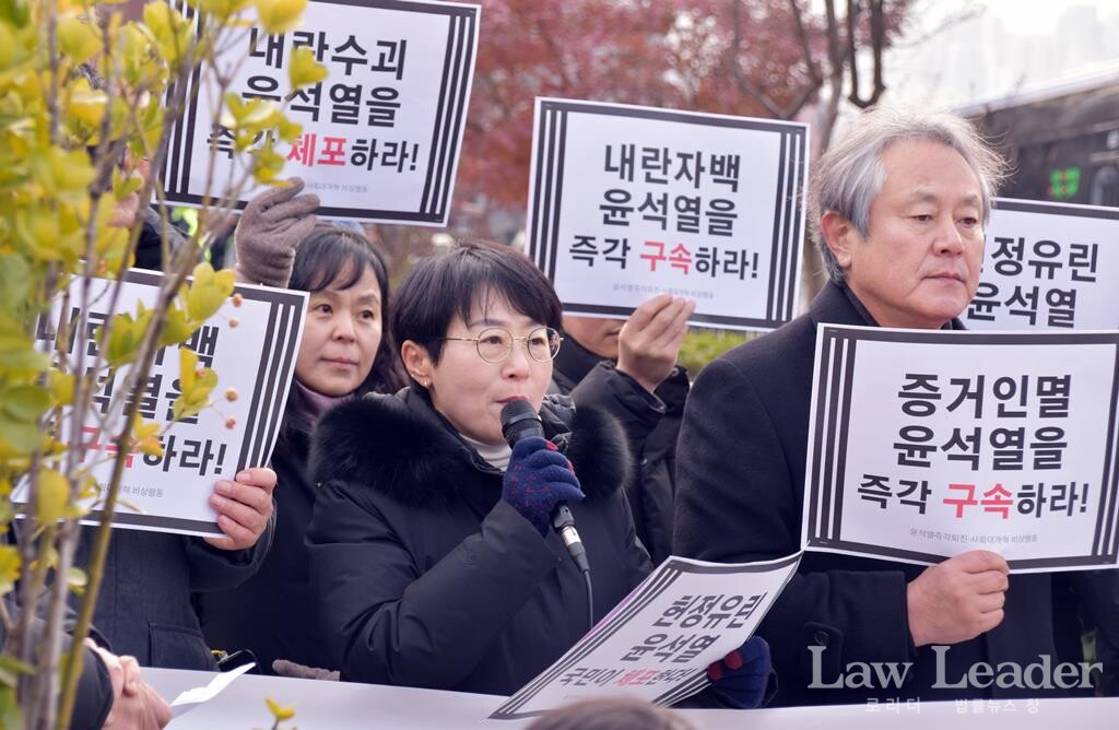 이지현 참여연대 사무처장이 기자회견문을 낭독하고 있다. 