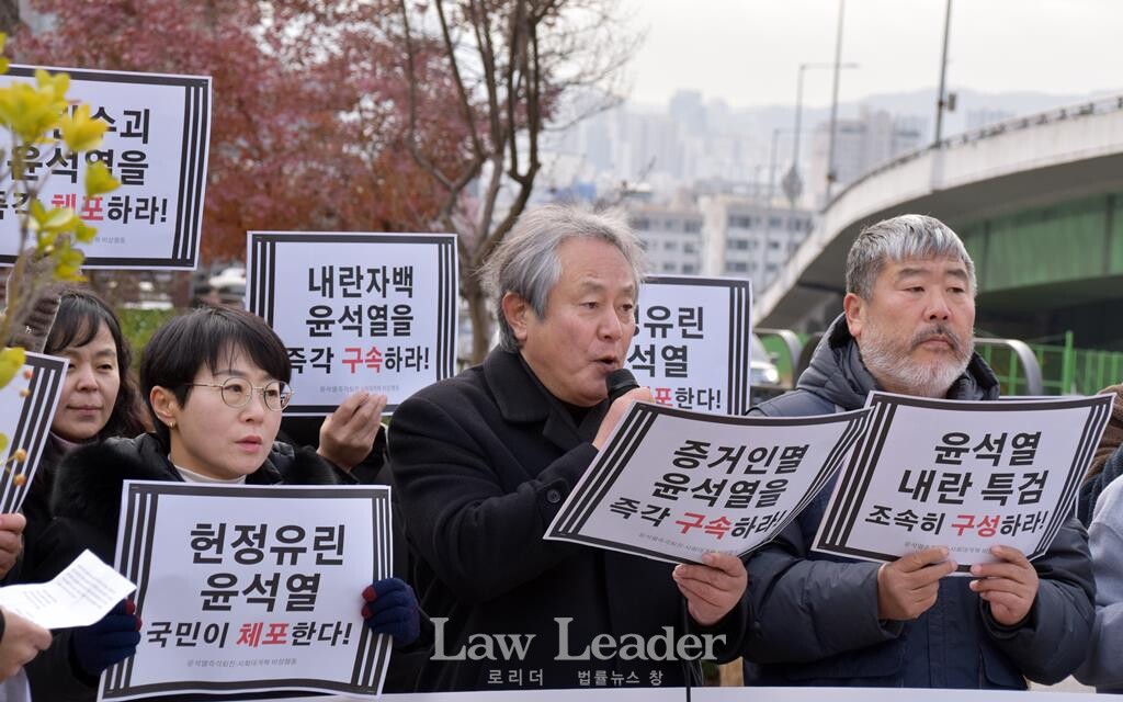 이홍정 자주통일평화연대 상임대표의장이 기자회견문을 낭독하고 있다. 