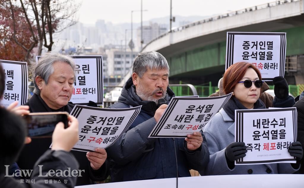 김동명 한국노총 위원장이 기자회견문을 낭독하고 있다. 