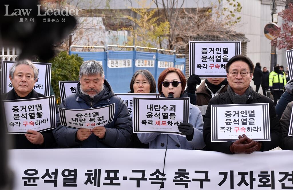 이나영 한일역사정의평화행동 공동대표이 기자회견문을 낭독하고 있다. 