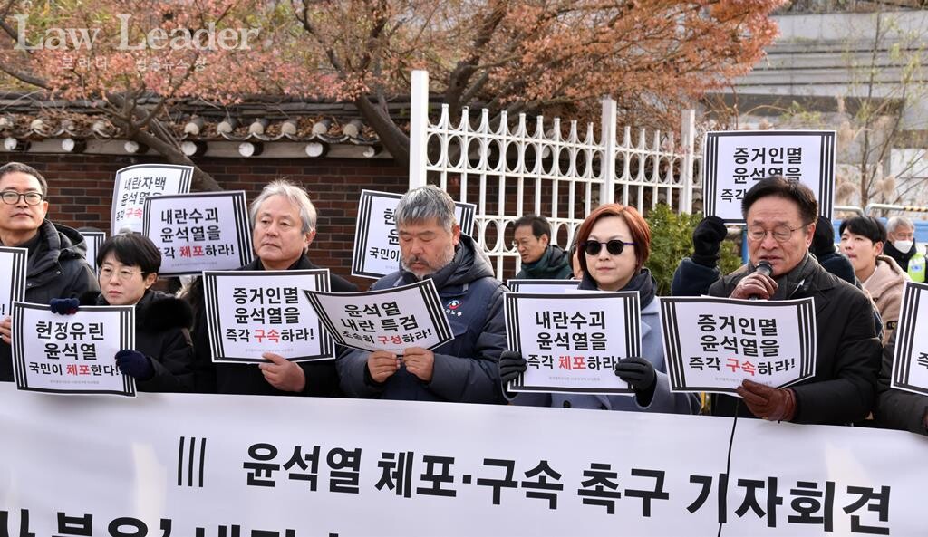 김재하 전국민중행동 공동대표이 기자회견문 낭독하고 있다. 