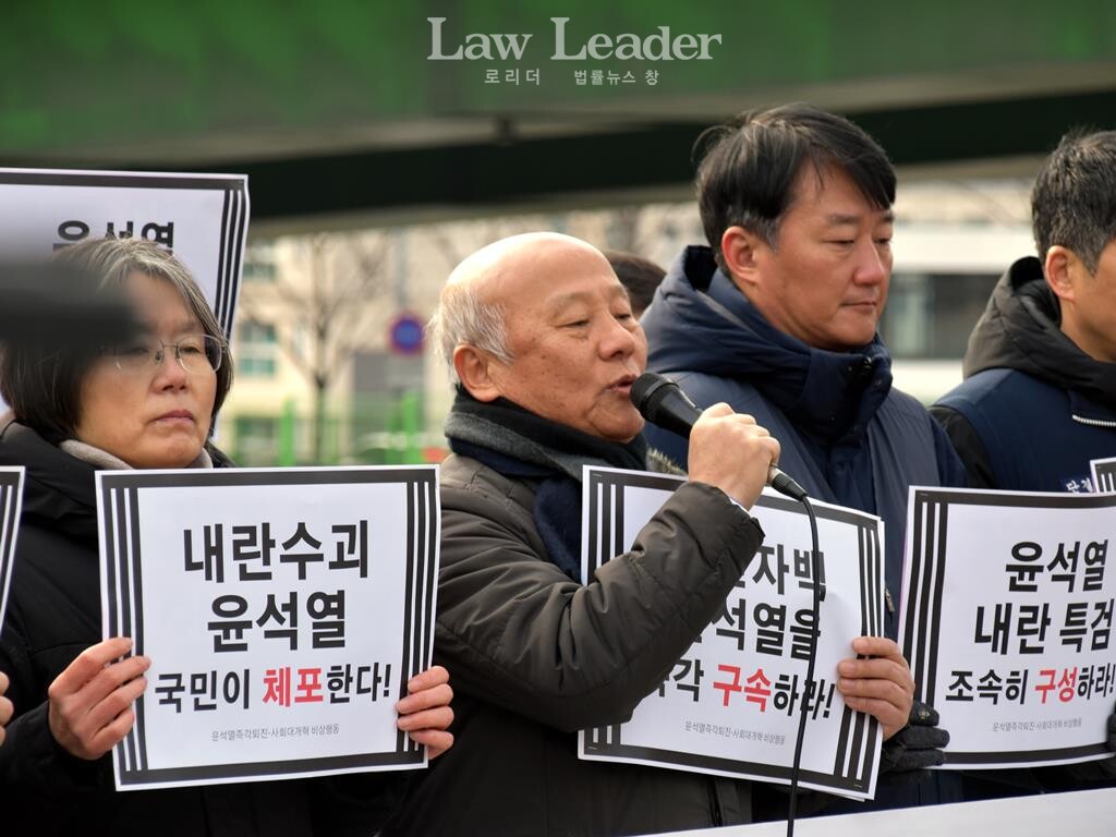 왼쪽부터 김민문정 한국여성단체연합 상임대표, 박석운 한국진보연대 상임대표, 양경수 민주노총 위원장