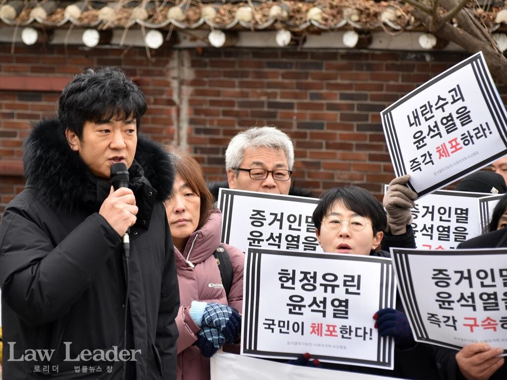 이승훈 시민사회단체연대회의 운영위원장(가장 왼쪽)이 사회를 보고 있다.