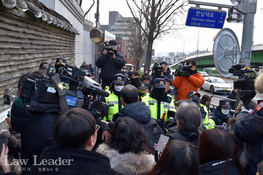 윤석열즉각퇴진ㆍ사회대개혁 비상행동 ‘윤석열 체포ㆍ구속 촉구 기자회견’ 참가자 일부가 해산하다가 경찰과 대치하고 있다.