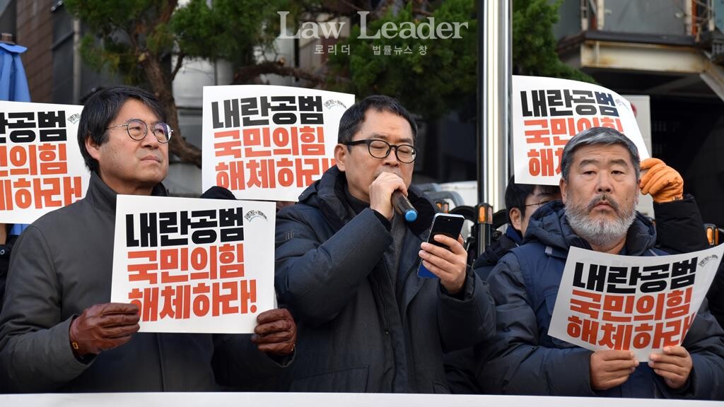 왼쪽부터 진영종 참여연대 공동대표, 윤복남 민변 회장, 김동명 한국노총 위원장