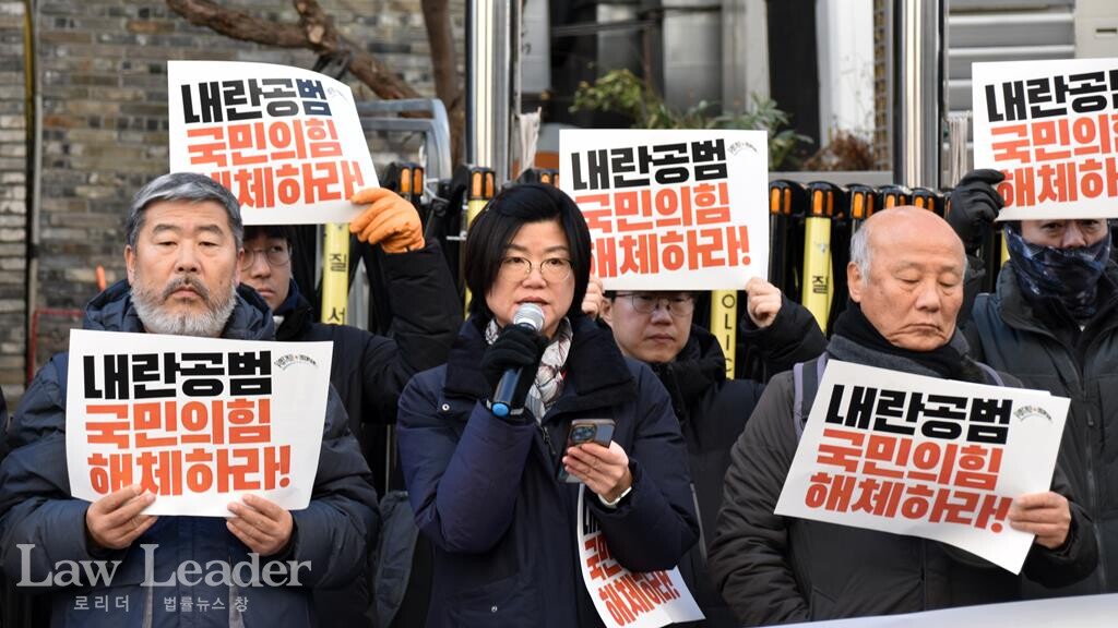 왼쪽부터 김동명 한국노총 위원장, 한미경 전국여성연대 대표, 박석운 한국진보연대 공동대표
