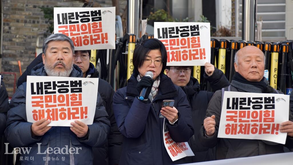 왼쪽부터 김동명 한국노총 위원장, 한미경 전국여성연대 대표, 박석운 한국진보연대 공동대표