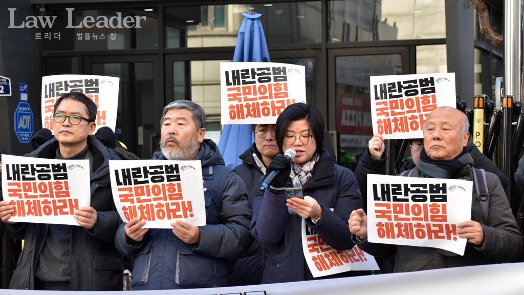왼쪽부터 윤복남 민변 회장, 김동명 한국노총 위원장, 한미경 전국여성연대 대표, 박석운 한국진보연대 공동대표