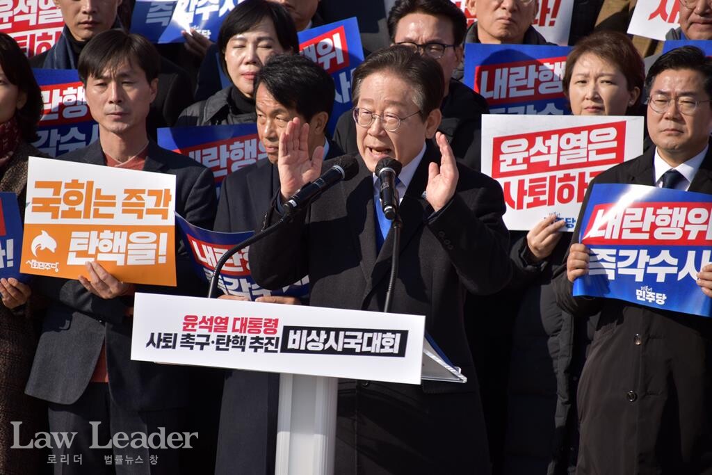 이재명 더불어민주당 대표가 12월 4일, 비상시국회의에서 발언하고 있다.