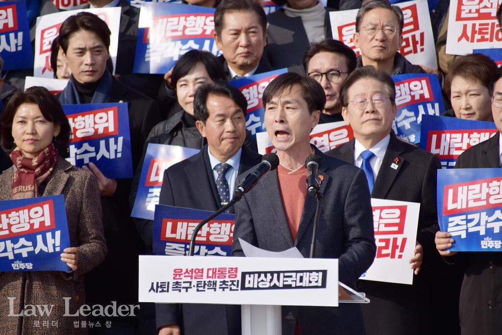 한창민 사회민주당 대표가 12월 4일 비상시국대회에서 발언하고 있다.