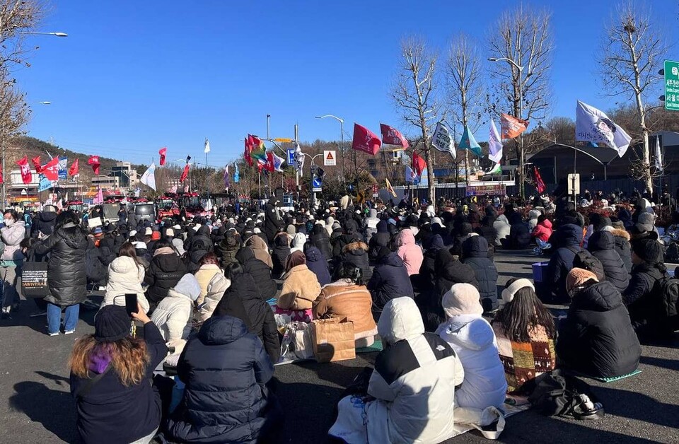 22일 남태령 현장에 달려간 강선우 더불어민주당 국회의원이 페이스북에 올린 사진