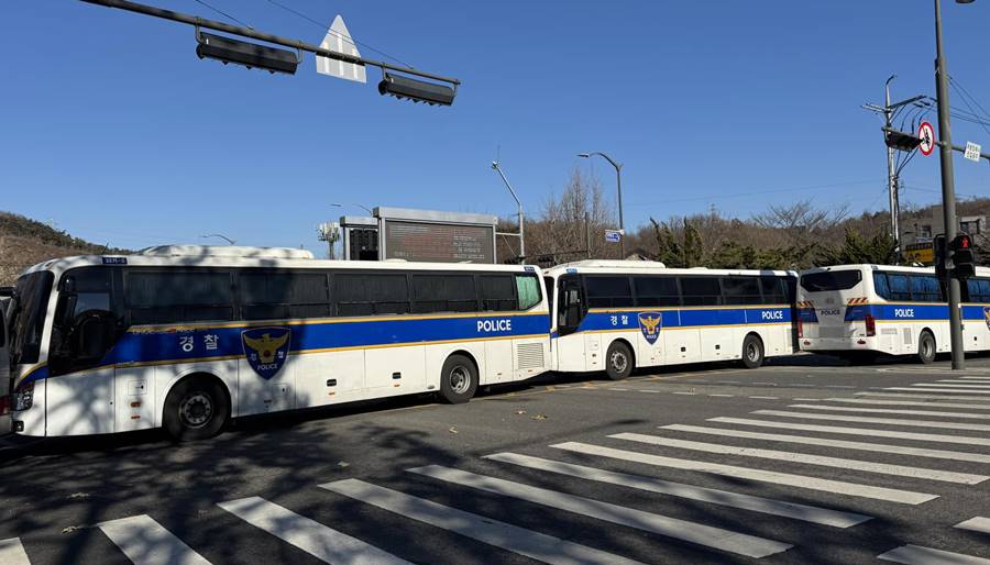 22일 남태령 현장에 현장에 달려간 이언주 더불어민주당 의원이 경찰 차벽 사진을 찍어 페이스북에 올린 사진.