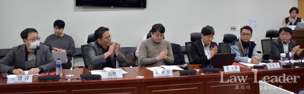 사례 발표를 위해 국회를 찾은 소액주주 대표들