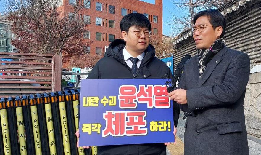 지난 17일 1인 시위를 진행한 이호철 변호사와 김남주 변호사