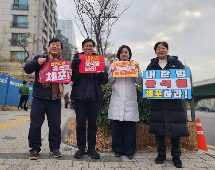 12월 20일 진행한 1인 시위 현장. 안진걸 민생경제연구소장, 김남주 변호사, 조수진 변호사, 김수영 변호사