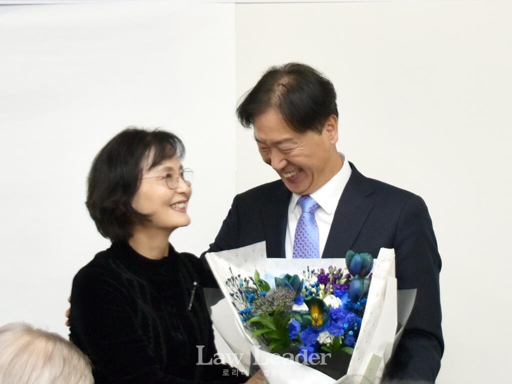 제53대 대한변호사협회 협회장 선거 안병희 후보가 배우자를 바라보며 웃음을 짓고 있다.