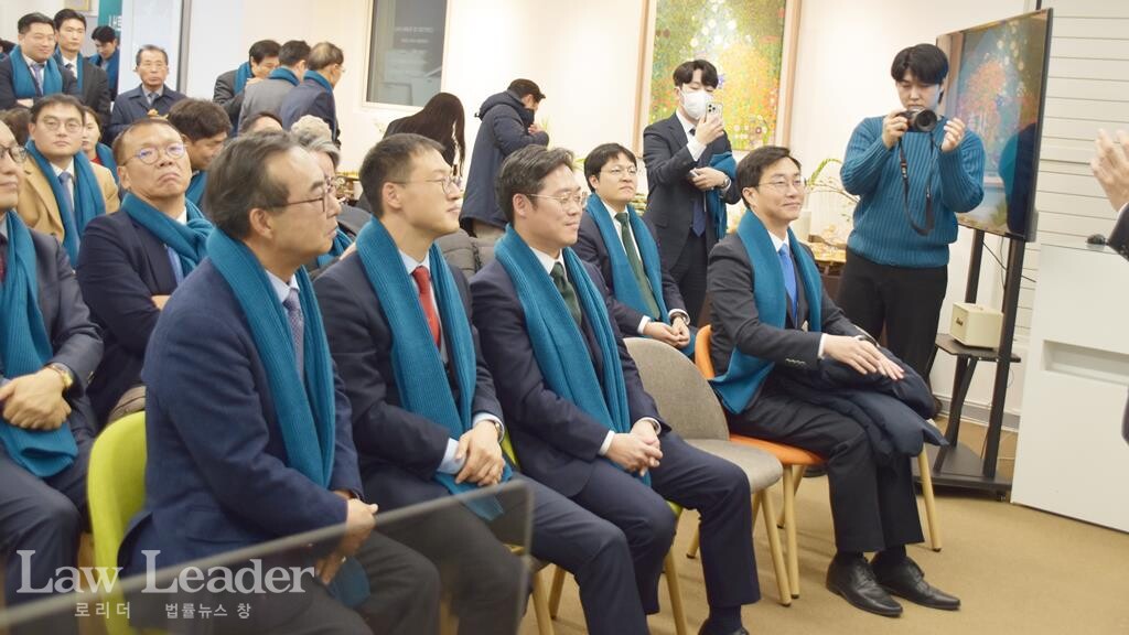 김상욱, 장경태 국회의원, 김관기 변호사, 김기원 변호사, 정지웅 변호사 등이 외빈으로 참석해 김정욱 변호사와 함께 앉아있다.